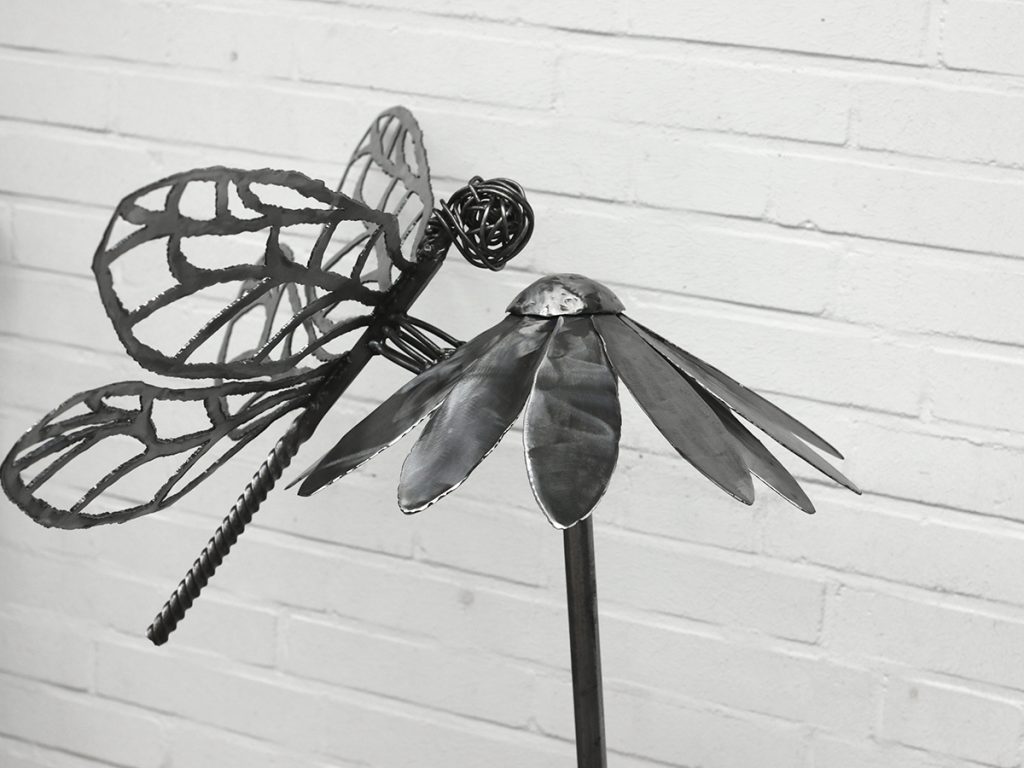 Dragonfly2 aus Metall auf Blüte